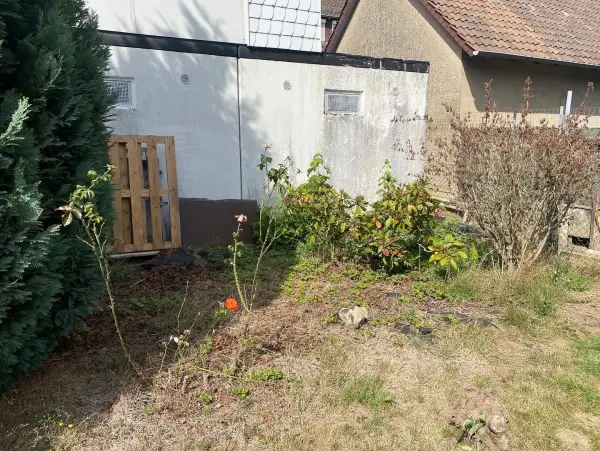 Beetentfernung & Gartengestaltung hinter Garagen