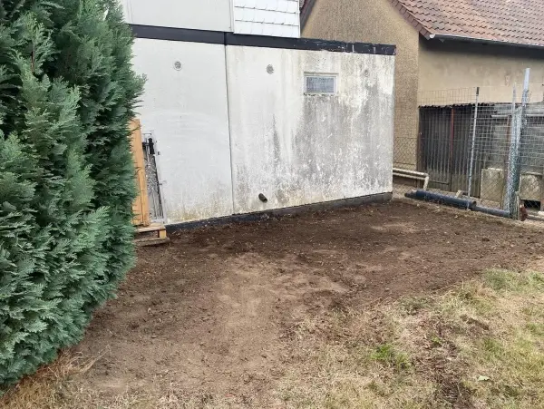 Beetentfernung & Gartengestaltung hinter Garagen – Bild 2