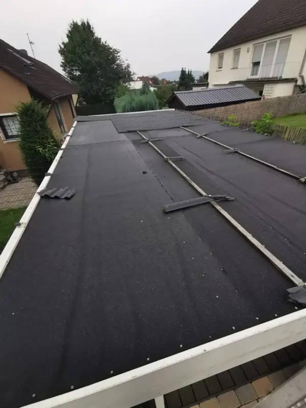 Neues Dach für eine Gartenhütte