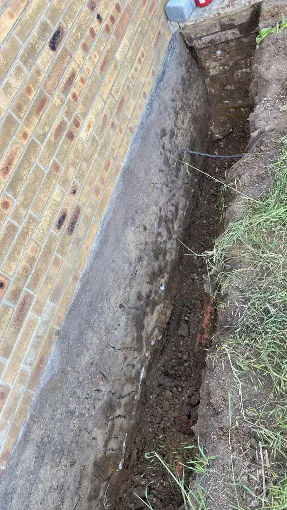 Garagenwand trockengelegt & Beet neu eingefasst